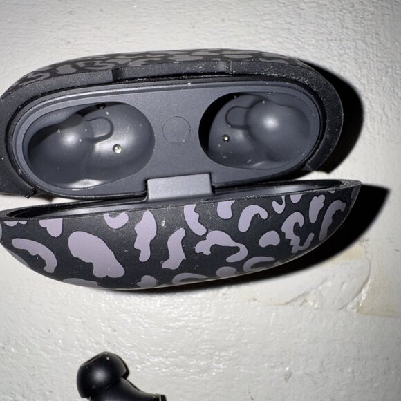 Beats by Dr. Dre Studio Buds - Black With Leopard Silicone Case EUC - Picture 6 of 13